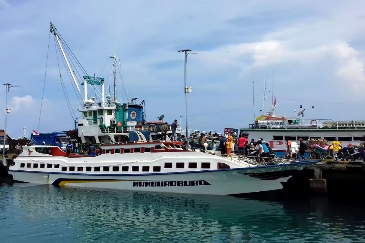 preparing transfer to togean fastboat at Togean Islands tour package